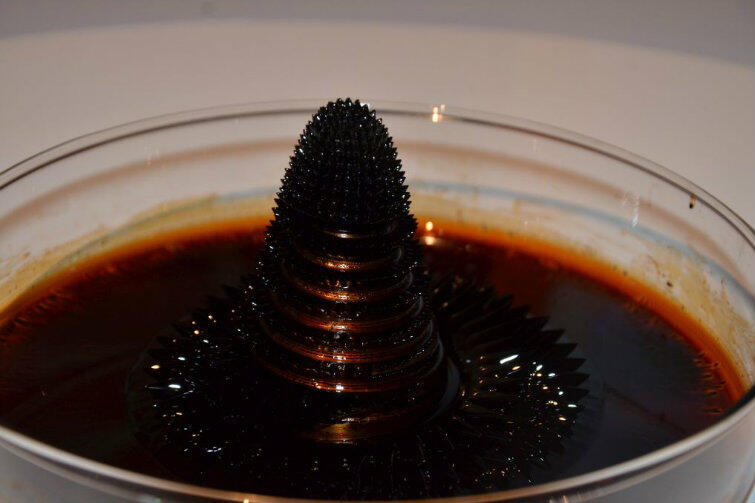 Tak zachowuje się ferrofluid pod wpływem pola magnetycznego. W Centrum Hewelianum na zwiedzających czeka wiele atrakcji.