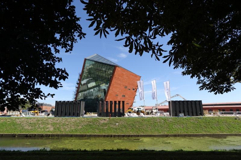 Budynek MIIWŚ: Rzecznik Praw Obywatelskich skarży decyzję o połączeniu tego budowanego od ośmiu lat muzeum z nowym muzeum, powołanym naprędce przez PiS w grudniu 2015. 