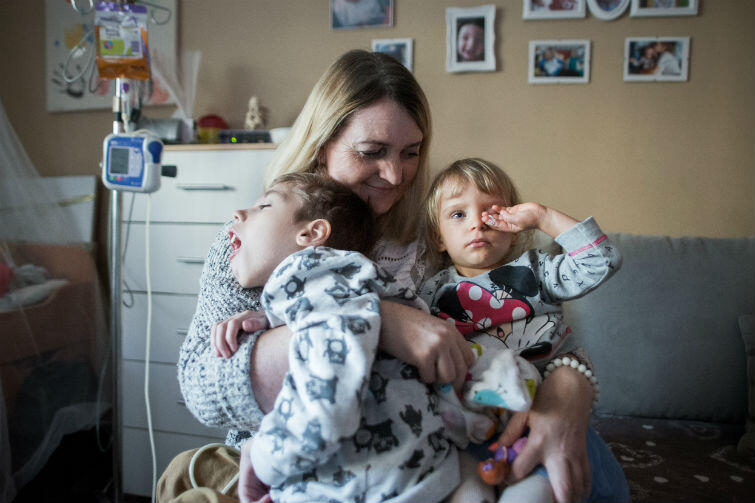 Pani Marzena opiekuje się czwórką dzieci. Oprócz Sebastiana są jeszcze Kacper, Janinka (na zdjęciu) i Antoś 