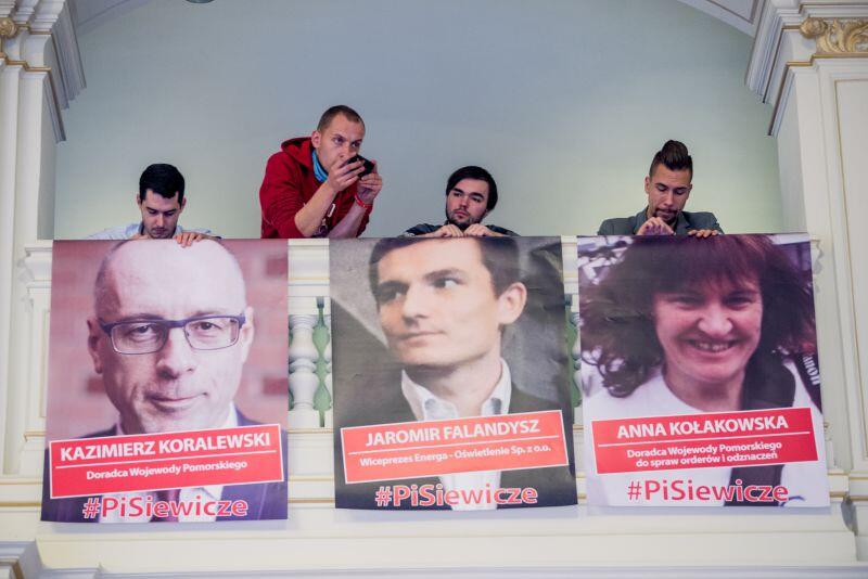 Młodzi Demokraci pojawili się na czwartkowej sesji Rady Miasta z plakatami sześciu radnych PiS, którzy w ostatnich miesiącach zostali zatrudnieni w spółkach Skarbu Państwa bądź Pomorskim Urzędzie Wojewódzkim.