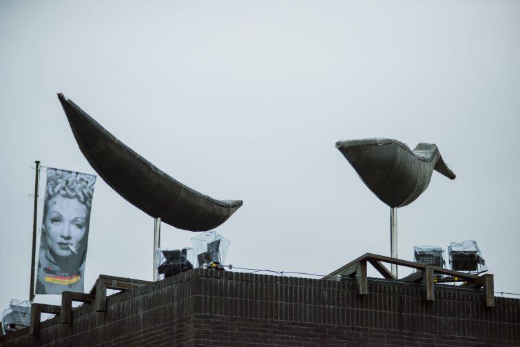 Podobne stalowe czółna oglądać można w sopockim Parku Północnym. Te dwa tymczasowo ozdobiły mury Gdańskiego Teatru Szekspirowskiego.