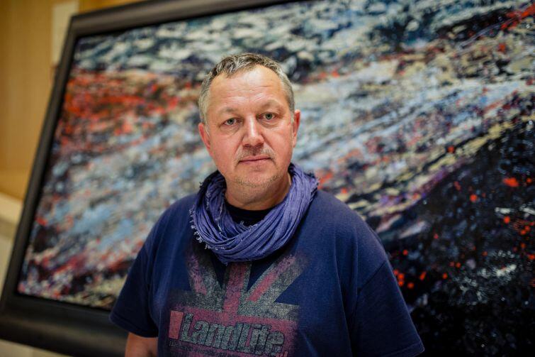 Tomasz Krupiński - artysta wszechstrony. Malarz, rzeźbiarz, projektant, dizajner i performer.