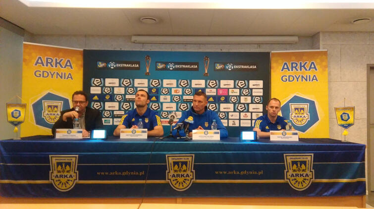 Arka w akcji, na razie za stołem. Od lewej: rzecznik Tomasz Rybiński, Krzysztof Sobieraj, trener Grzegorz Niciński i Rafał Siemaszko