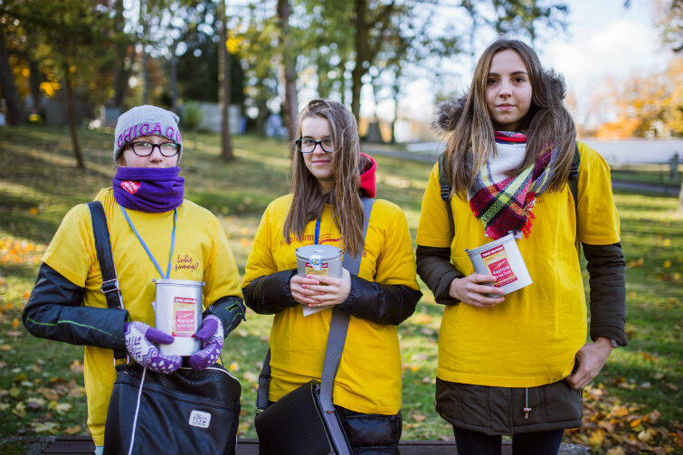 Wolontariuszy zbierających datki na rzecz Hospicjum im. Dutkiewicza łatwo poznać - są ubrani w charakterystyczne żółte koszulki