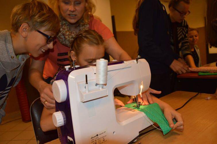 Przy okazji akcji gdańskiego Caritas młodzi ludzie uczą się szyć na maszynie