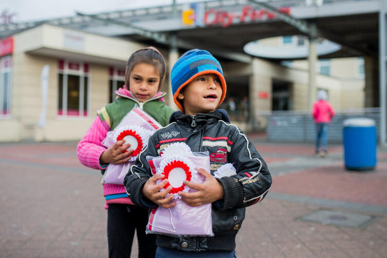 Nawet romskie dzieci przybiegły po prezenty...