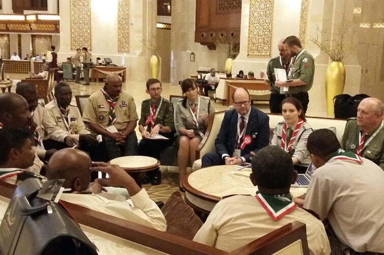 Rozmowy na konferencji w Muskacie z szefami arabskich organizacji skautowych. W środku: prezydent Adamowicz, na lewo od niego hm Małgorzata Sinica