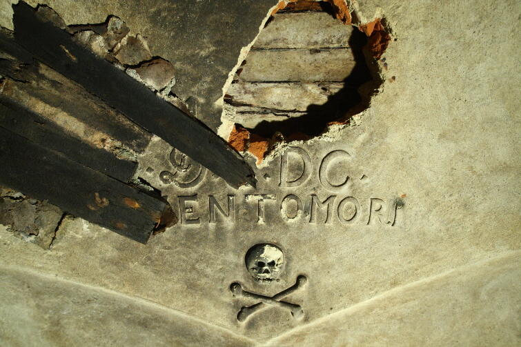 Napis przy wejściu do krypty głosi Memento mori. Który rok jest nad symbolem czaszki z piszczelami? 1600?  