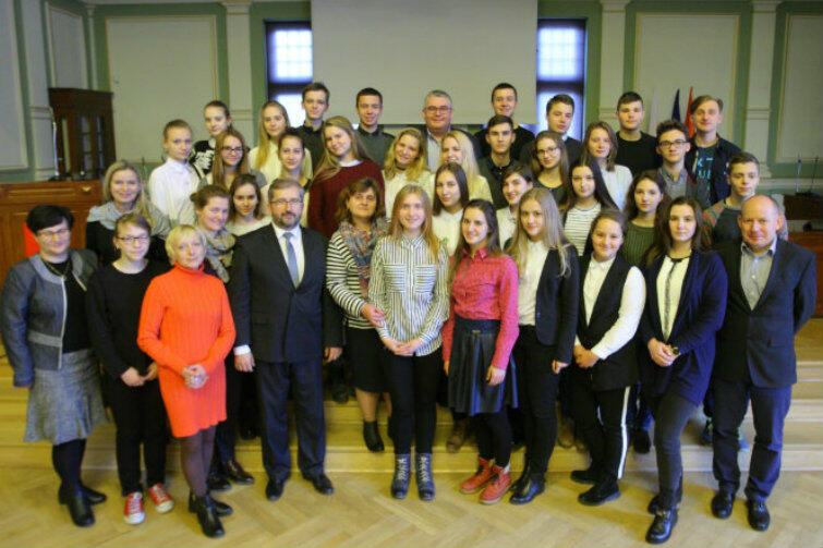 Czas na zdjęcie grupowe w sali obrad Rady Miasta Gdańska