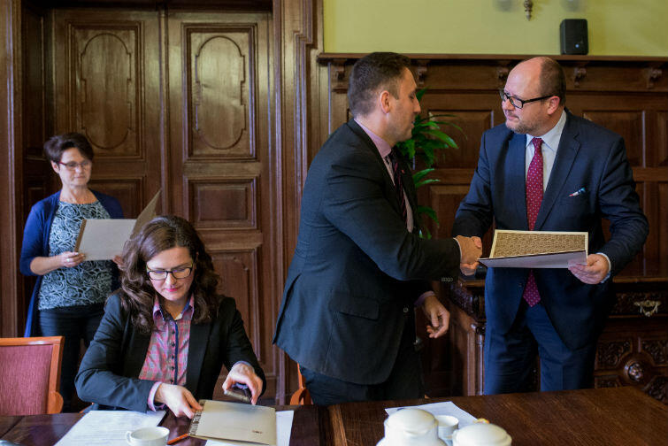 Na zdjęciu przewodnicząca zespołu Aleksandra Dulkiewicz, prezydent Paweł Adamowicz wręcza nominację Piotrowi Borawskiemu 