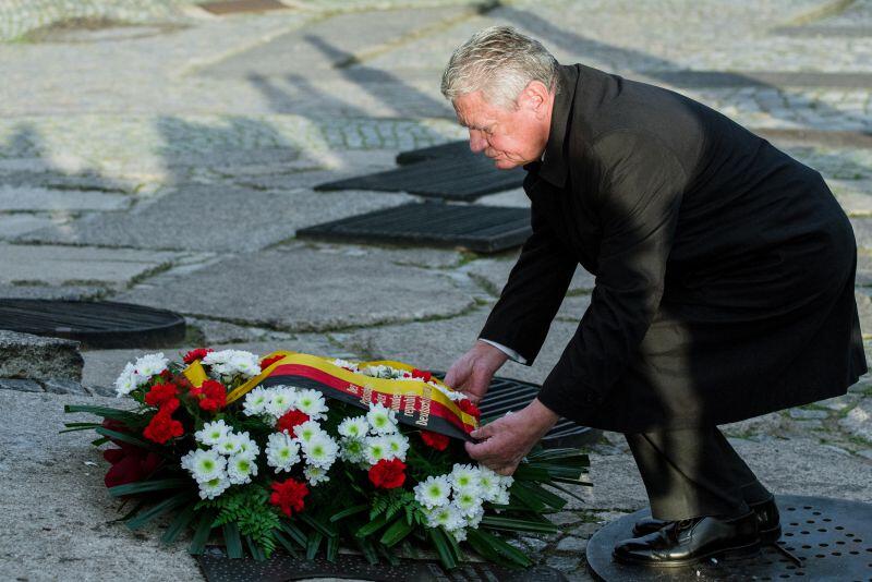 Przed wizytą w ECS prezydent Niemiec złożył wieniec pod Pomnikiem Poległych Stoczniowców