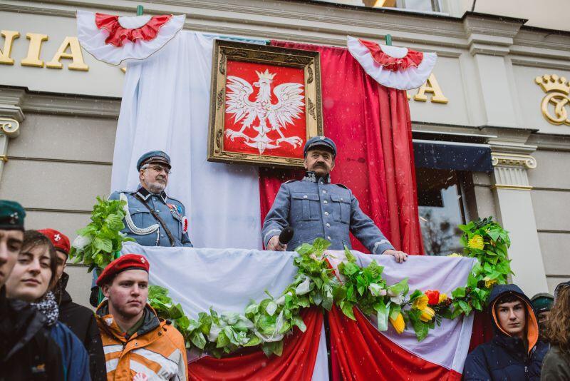 Józef Piłsudski, uczestniczący w uroczystej paradzie, otrzymał w piątek gorące brawa od gdańszczan