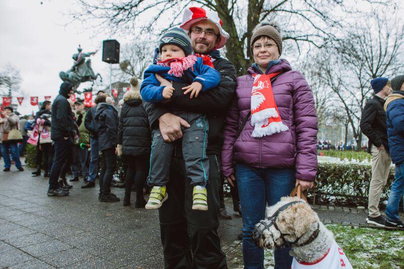 Państwo Jadachowie na gdańskie uroczystości organizowane 11 listopada zabierają ze sobą psa Alfa. To już ich rodzinna tradycja