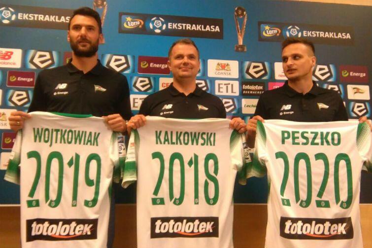 Przedłużone kontrakty. Od lewej Grzegorz Wojtkowiak, drugi trener Maciej Kalkowski i Sławomir Peszko.