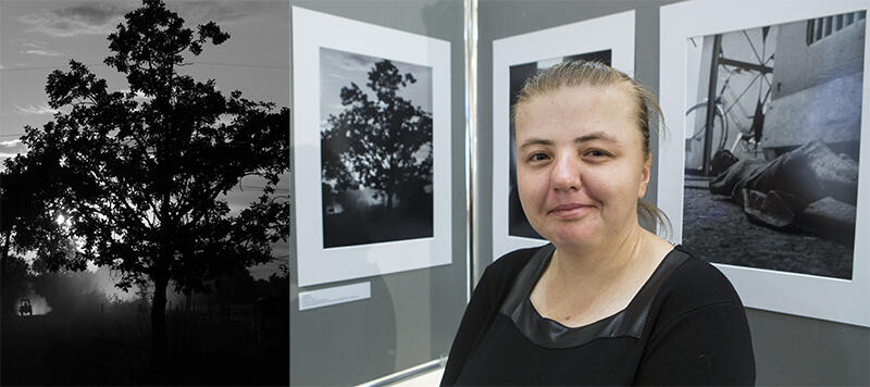 Joanna Elert - laureatka nagrody za zdjęcie 'Drzewo i traktor', po lewej nagrodzone zdjęcie