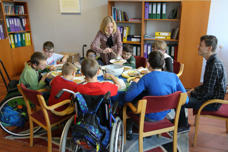 Agnieszka Tomasik, dyrektorka ZSO nr 8, i jej dzieci, jak mówi o niepełnosprawnych uczniach, którzy jedzą obiady w jej gabinecie