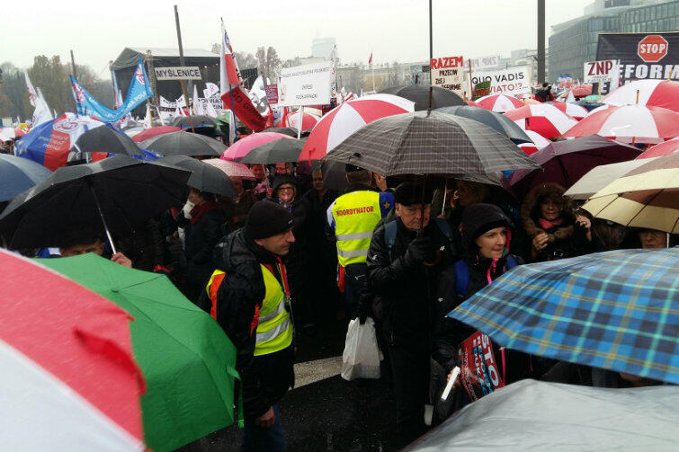 Prawie 50 tys. osób nie zraziło się ulewnym deszczem - pokazali w Warszawie że są zdeterminowani, by walczyć o swoje miejsca pracy i jakość nauczania