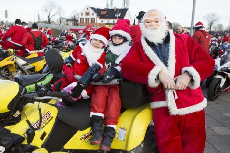Mikołaje nie tylko biegają, ale też jeżdżą na motorach. Grudzien 2015 Parada Mikołaje na motocyklach na gdańskiej Letnicy