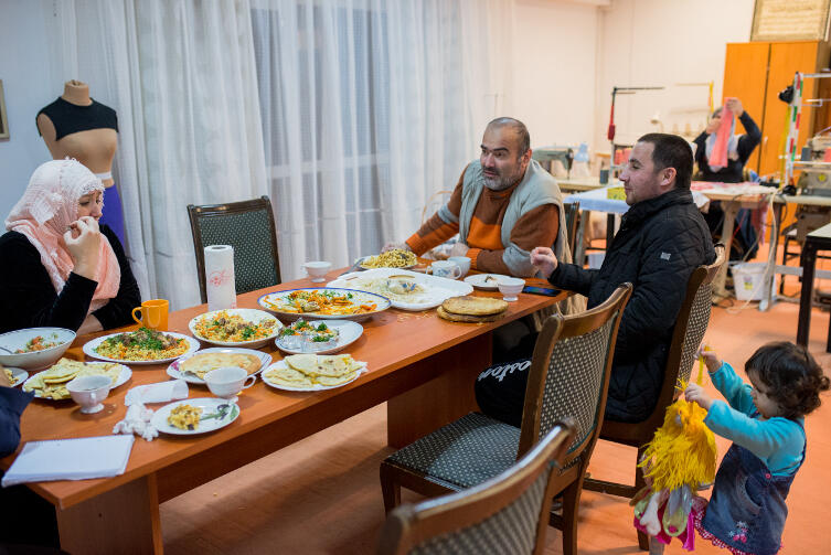 Przy wspólnym stole: Khedi oraz Saifulo Fatchudinow i Iftikhor Rustamov