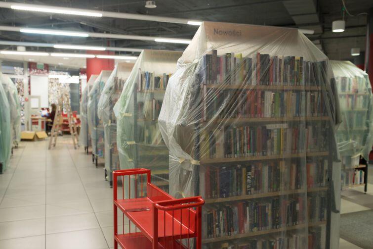 Regały zafoliowane, a zbiory zabezpieczone. Książkom w Bibliotece Manhattan remont nie zaszkodzi