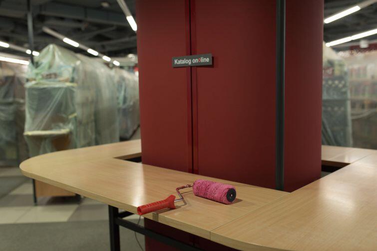 Dyrektor uspokaja - charakterystyczna dla wnętrz Biblioteki Manhattan czerwień pozostanie