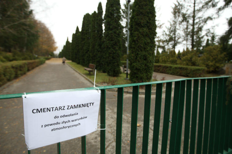 Wstęp na gdańskie cmentarze ciągle jest zabaroniony