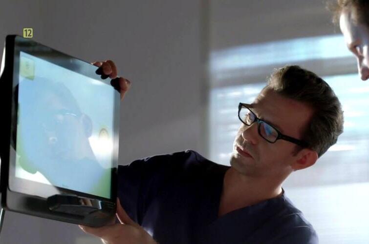 Fragment serialu Na dobre i na złe - w lewym roku ekran urządzenia C-Eye, w które wpatruje się serialowy prof. Bart (Piotr Głowacki)