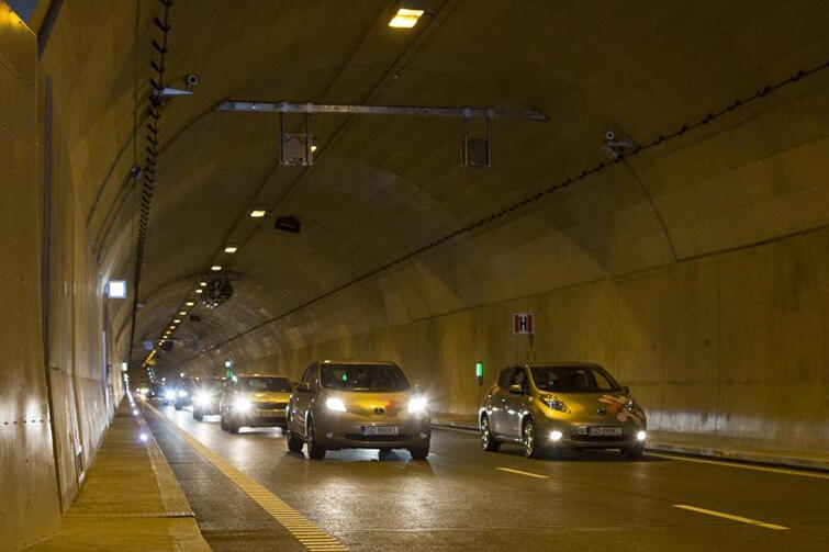 Tunel pod Martwą Wisłą - sztandarowa inwestycja Miasta Gdańska. Dzięki niej udało się w dużej mierze rozładować korki samochodowe w Śródmieściu - wcześniej przez centrum miasta musiały przejeżdżać ciężarówki, które dzięki tunelowi mają teraz ułatwiony dostęp do portu