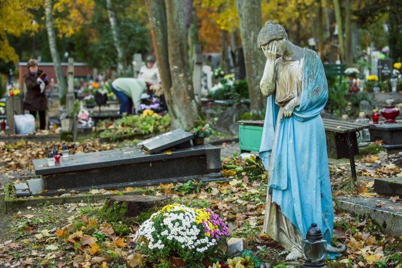 Odwołanie zakazu wstępu na cmentarze to dobra wiadomość - w Gdańsku tysiące osób na co dzień dbają o groby swoich bliskich. Po wichurze jest co sprzątać