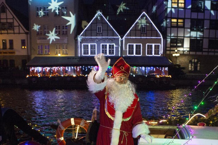 Mikołaj tradycyjnie już do Gdańska przybędzie drogą wodną. Powitany zostanie na Krowim moście, ale tym razem popłynie kawałek dalej, aby obejrzeć odnowione Dolne Miasto. Chwilę później pojawi się już na scenie na Długim Targu.