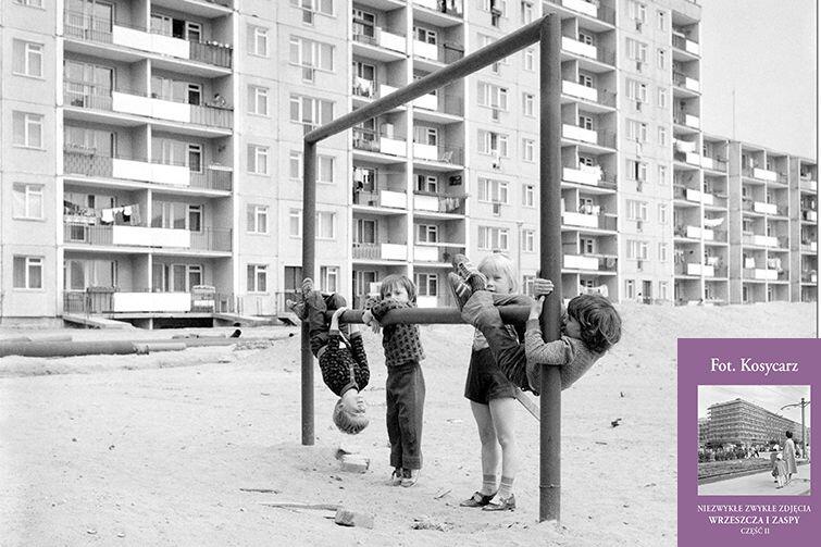 Dzieci bawiące się na podwórku przy ulicy Pilotów na Zaspie. 1977 rok