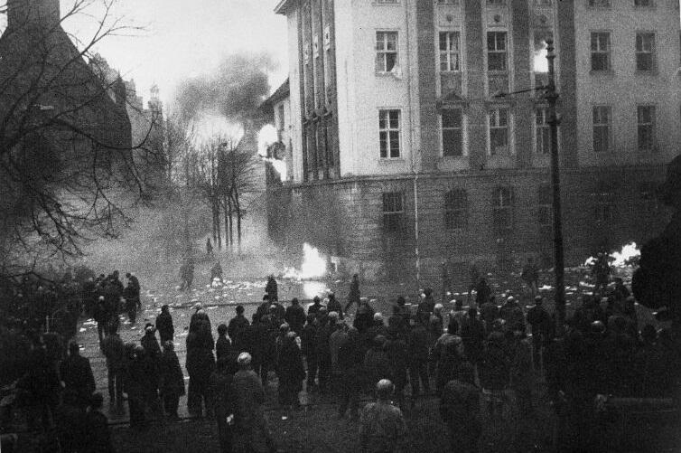 Grudzień 1970, płonie siedziba Komitetu Centralnego PZPR w Gdańsku