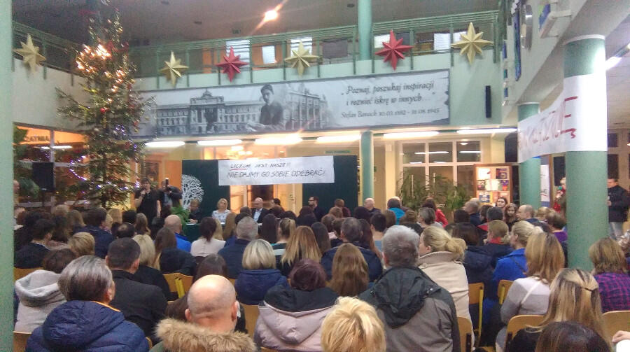 Tłumy na spotkaniu w ZSO nr 2 w Osowej w niedzielę, 11 grudnia. Hasło głosi: Liceum jest nasze. Nie dajmy go sobie odebrać!