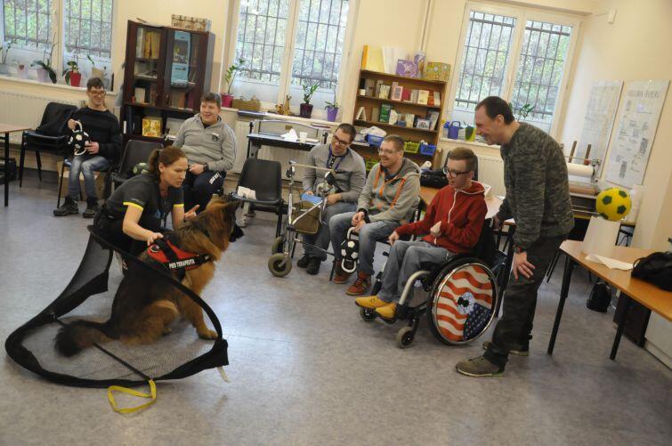 Jedyne w Polsce zajęcia dogoterapii dla dorosłych niepełnosprawnych w szkole