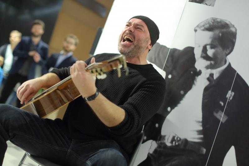 Po opowiedzeniu swojej historii, Tomasz Budzyński chwycił za gitarę i dał fantastyczny mini koncert w ECS