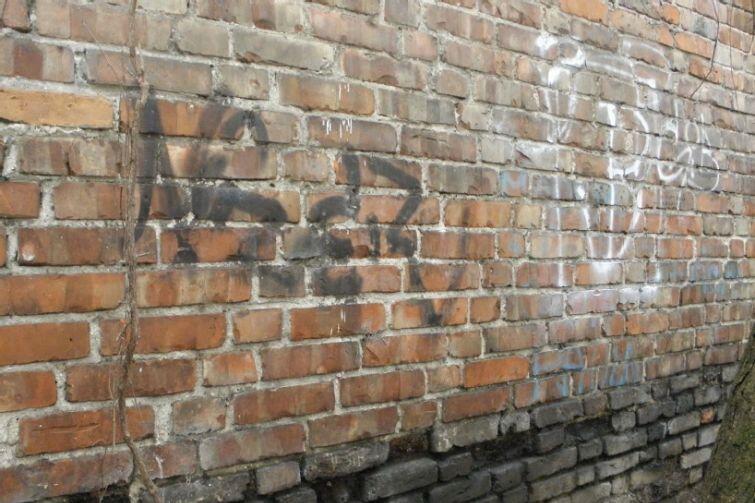 Czy to już koniec miejskiego graffiti na zabytkowych obiektach? Po usunięciu napisów, mury mają zostać podświetlone, co odstraszyłoby kolejnych wandali
