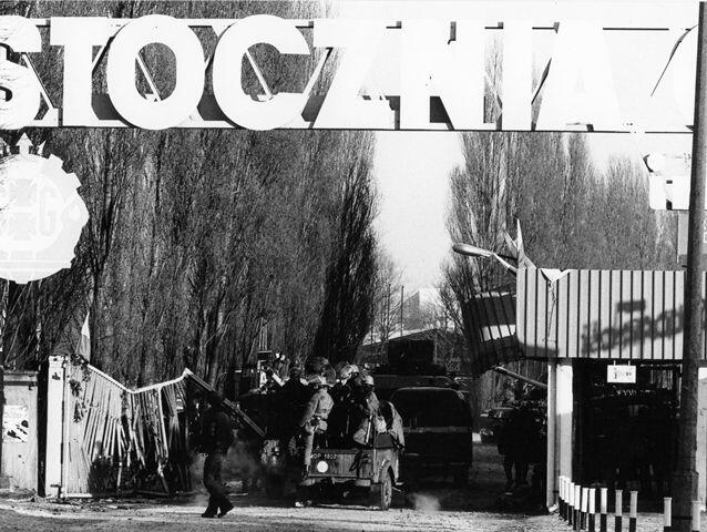 Brama nr 2 rozjechana przez czołgi i samochody ZOMO. 16 grudnia 1981