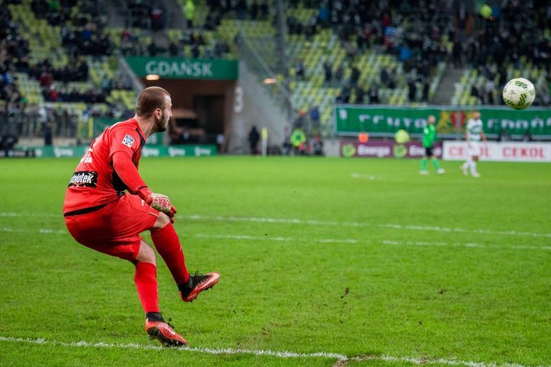 Bramkarz Lechii Vanja Milinković-Savić nie będzie dobrze wspominał wyprawy do Kielc. Przy pierwszym golu zabrakło mu trochę szczęścia - niewiele brakowało do skutecznej obrony...  