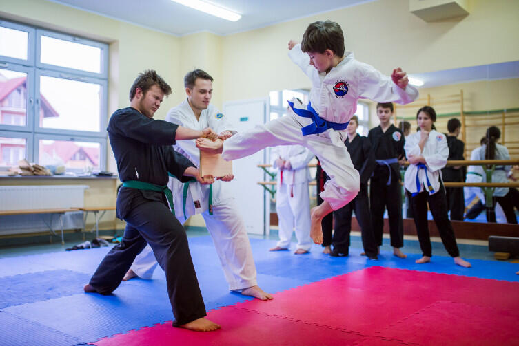 Ciosy karate ćwiczyłam z bratem. Na zdjęciu: dzielny Karol atakuje deskę, a przygląda się temu jego siostra Blanka
