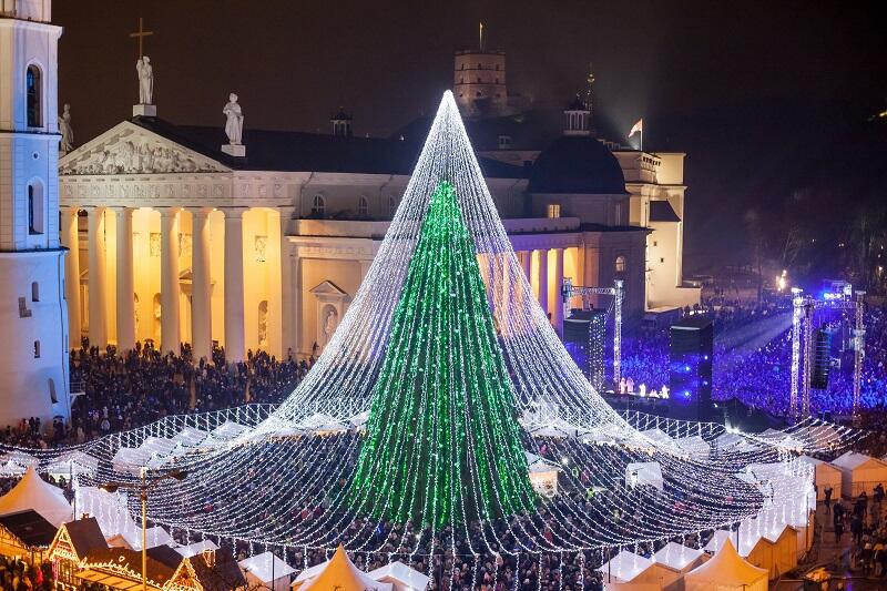 Wilno - władze miasta mają ambicję, by pod świątecznym drzewem zmieściło się jak najwięcej mieszkańców. W tym roku ubrano więc choinkę w namiot z iluminacji