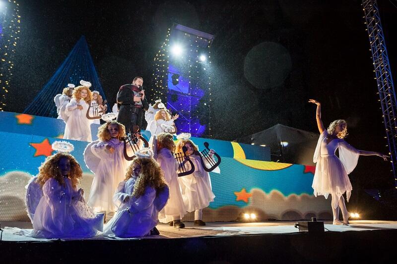 Świąteczne aniołki na scenie podczas inauguracji choinki w Wilnie