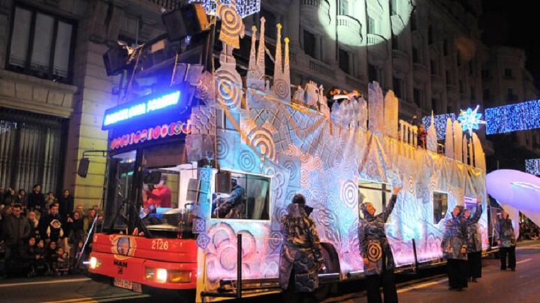 Ulice Barcelony wieczorem 5 stycznia przemierza kolorowy orszak Trzech Króli