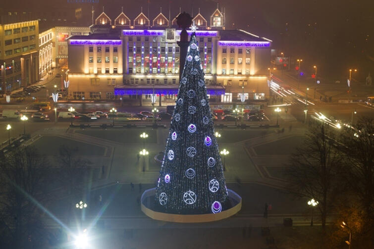Plac Zwycięstwa w Kaliningradzie z dominującym świątecznym drzewem