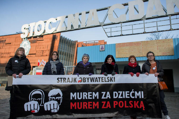 Matki przed stocznią protestują przeciw reformie edukacji. Od lewej: Anna Kacmajor, Anita Czarniecka, Joanna Krysiak, Bożena Rybicka, Beata Marciniak i Ilona Kulikowska