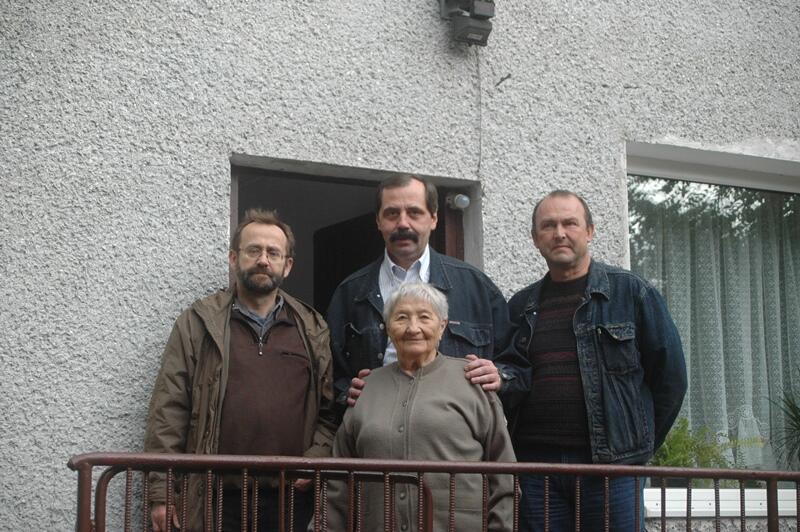 Od lewej: Piotr Kapczyński, Zbigniew Nowek, Karolina Kokot i Marek Wachnik przed domem pani Kokot, w którym w 1984 roku mieściła się drukarnia; 2008