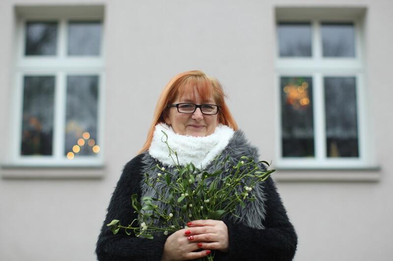 Janina Wiśniewska z jednym uznawanym przez nią okołoświątecznym symbolem - gałązką jemioły