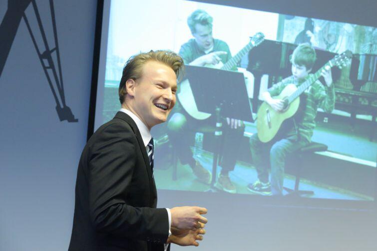 Daniel Egielman studiujący na Universität Mozarteum w austriackim Salzburgu organizuje lekcje gry na gitarze w gdańskich szkołach muzycznych