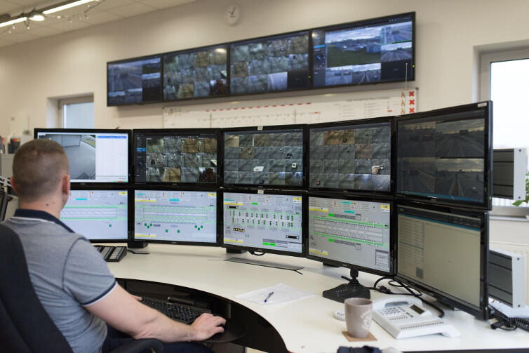 Ekrany, podgląd z kamer, monitoring systemów, dziesiątki danych. Centrum Zarządzania Tunelem