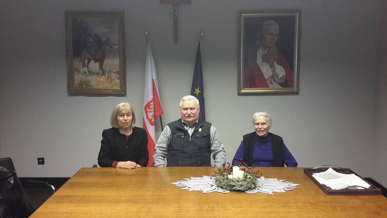 Prof. Joanna Penson (z prawej) z Lechem Wałęsa w jego biurze. Z lewej córka Joanny Penson - Anna F Dominiczak, profesor medycyny i prorektor na University of Glasgow w Szkocji 