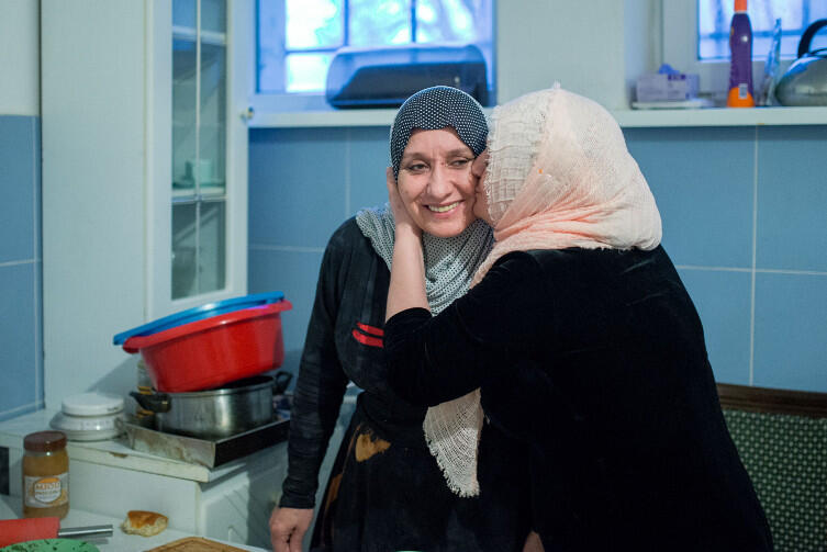 Siostry Aminat (z lewej) i Khedi w kuchni w domu na Oruni